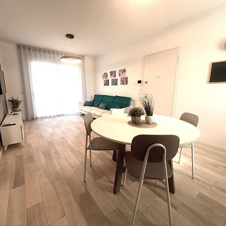 Sun Beach Residence Con Piscina - Piazza Brescia - Adria Holiday Jesolo - Family Apartments Zewnętrze zdjęcie